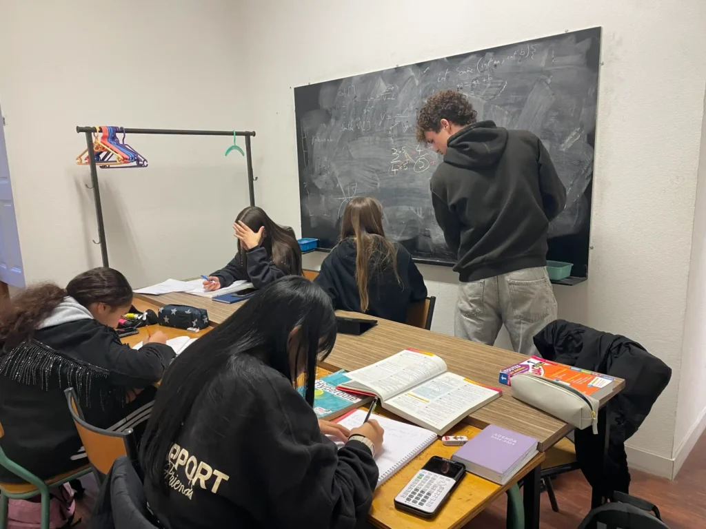 LAS 2 médecine à Toulouse : réussir son année et gérer le stress 1 Cours en petit groupe dans les locaux de Mathésciences à Toulouse : élèves autour d'une table de travail et correction au tableau