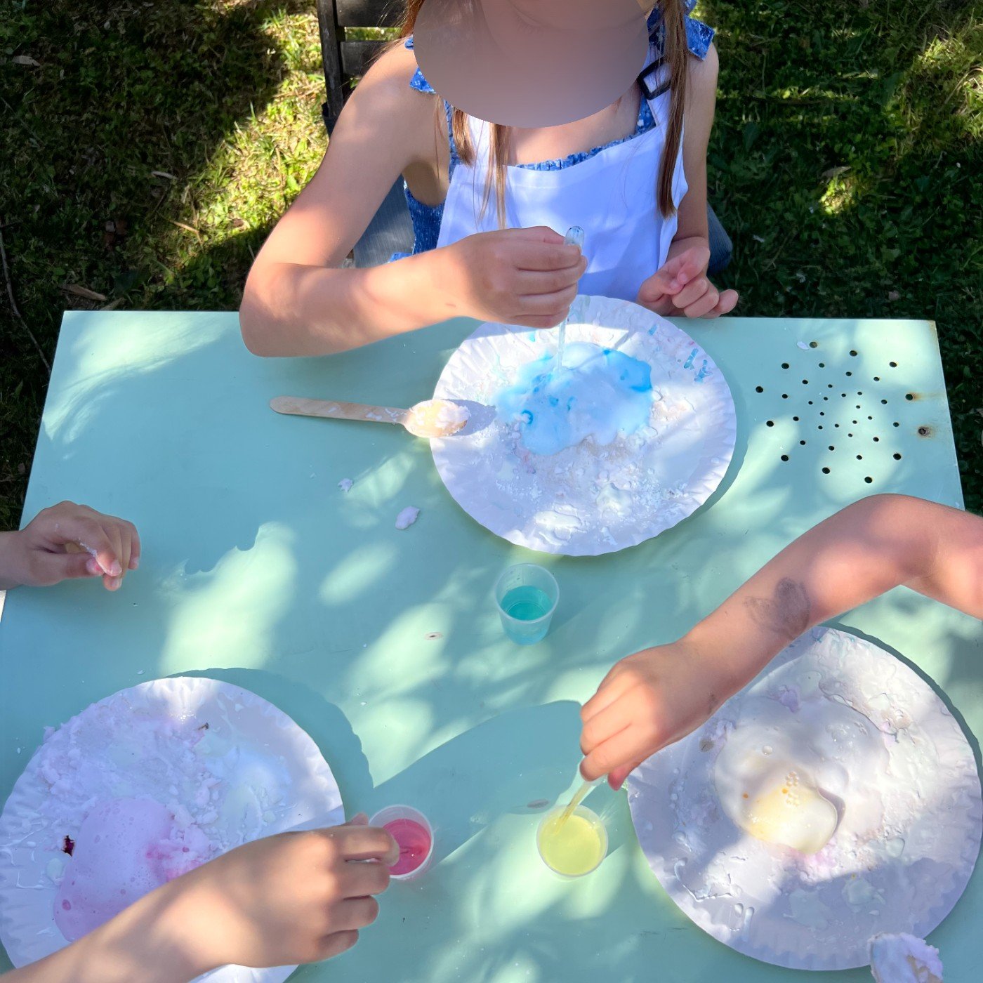 Ateliers scientifiques pour enfants à Toulouse : chimie, physique et SVT dès 3 ans 1 Enfants en atelier scientifique à Toulouse mélangeant des colorants et du bicarbonate