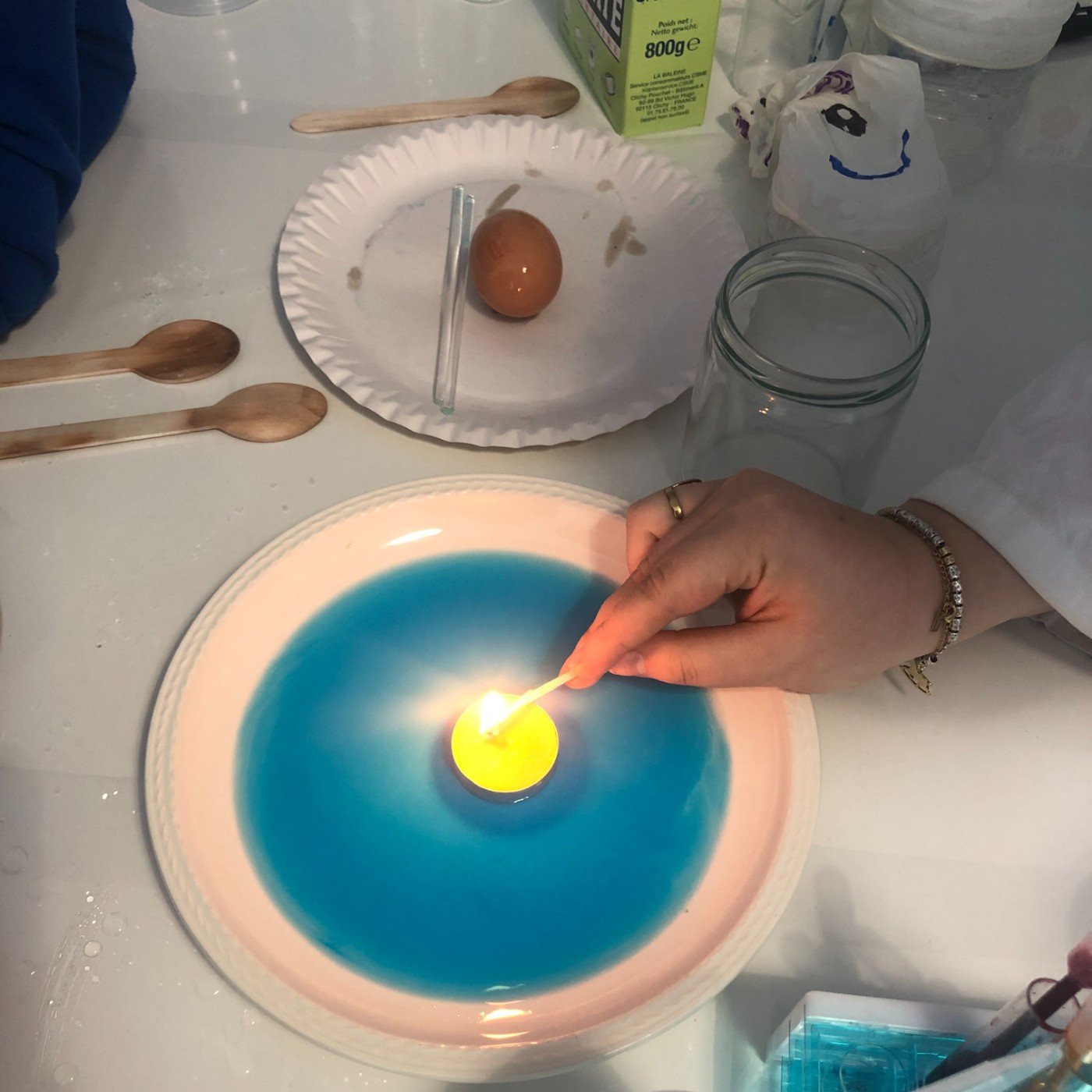 Ateliers scientifiques pour enfants à Toulouse : chimie, physique et SVT dès 3 ans 3 Formatrice Mathésciences animant une expérience scientifique avec une bougie lors d'un atelier à Toulouse