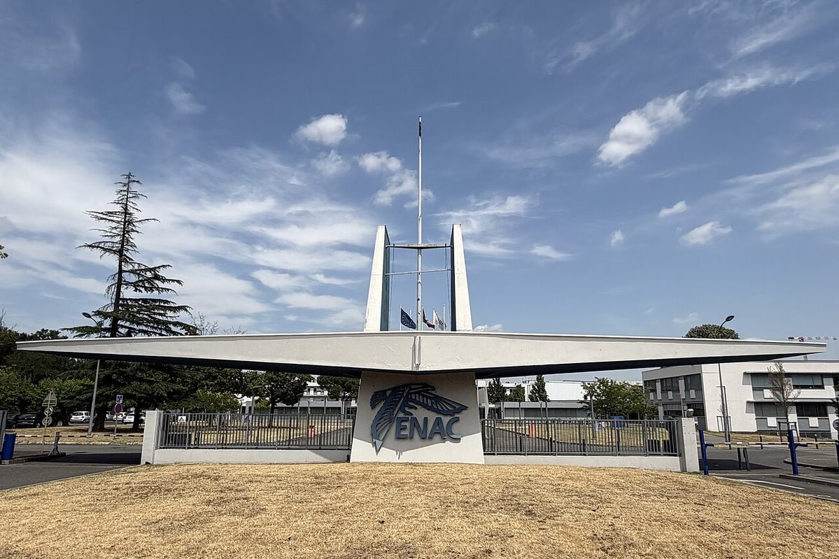 Cycle préparatoire ATPL de l’ENAC : préparer la sélection 2027 1 Entrée de l'École nationale de l'aviation civile (ENAC) à Toulouse, où se déroule le cycle préparatoire ATPL