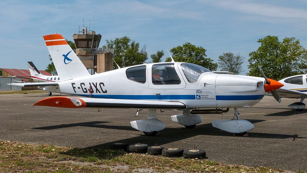 Cycle préparatoire ATPL de l’ENAC : préparer la sélection 2027 2 Avion école Socata TB10 aux couleurs de l'ENAC, immatriculé F-GJXC, sur un parking d'aérodrome